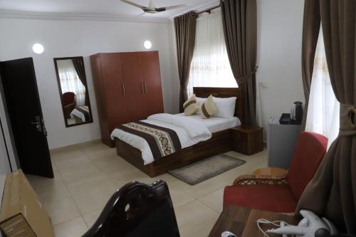 MouriNYASAPO ECO RESORT的一间卧室配有一张大床和一张红色椅子