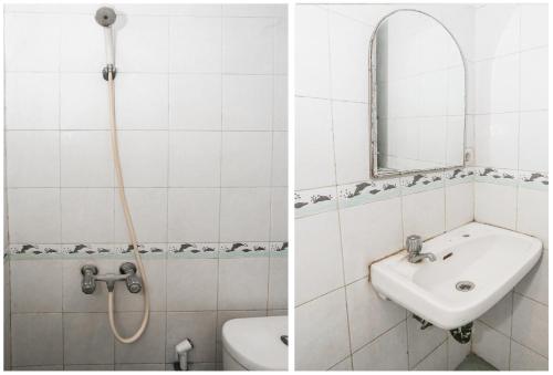 雅加达Townhouse Oak J&b Gunung Sahari的带淋浴、盥洗盆和镜子的浴室