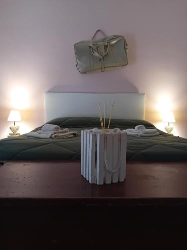 加尔达Garda City Home Family Apartments的一张带桌子的床,上面有袋子