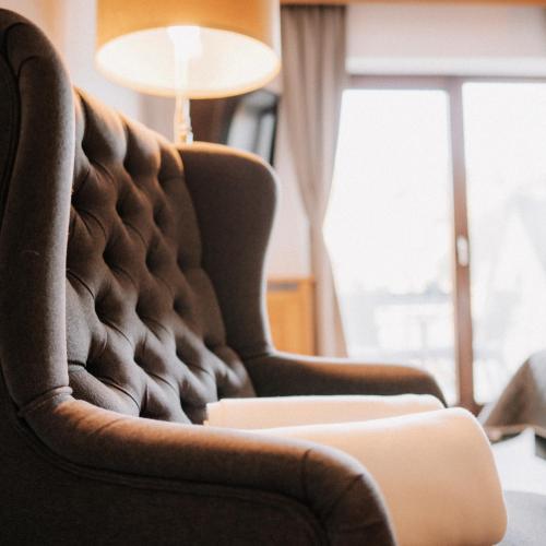 布罗登巴赫佩菲尔餐厅酒店的客厅配有椅子和灯