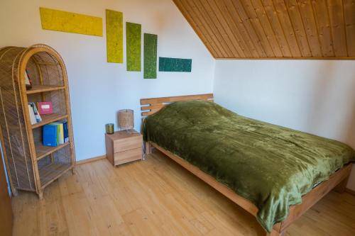 KradolfNaturoase Säntisbligg am Bach und Wald的一间卧室设有一张床和一个书架