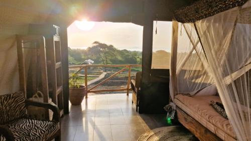Africa Safari Rift Valley的客房设有带一张床的景观阳台。