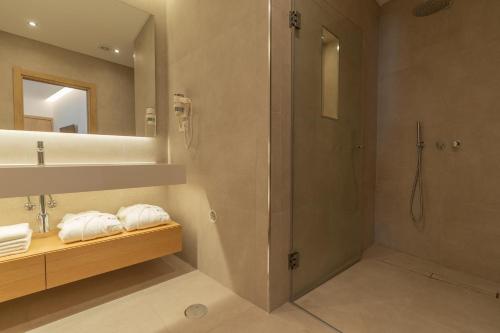锡尼什Ana's Apartments的带淋浴和盥洗盆的浴室