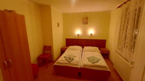 TrávnicaHannaH - Relax dom pod orechom Apartman2的一间小卧室,配有床和窗户
