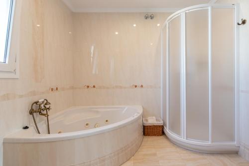 多列毛利诺斯La casita del Mar的白色的浴室设有浴缸和淋浴。