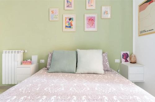 佛罗伦萨La Casa di Nicola的一间卧室配有一张带粉红色床罩的床