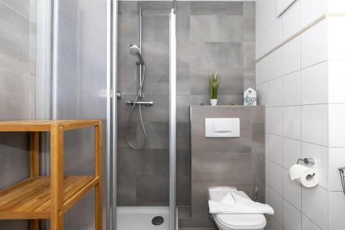 奥斯赛拜-屈隆斯博恩Strandschloesschen-I-WE-2-665的带淋浴和卫生间的浴室