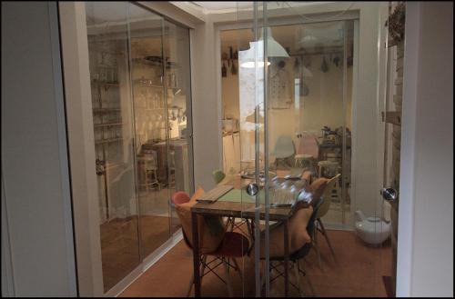 托洛萨Tolosa un mundo de sensaciones的一间设有玻璃桌和椅子的用餐室