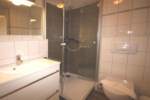 奥斯赛拜-屈隆斯博恩Strandschloesschen-I-WE-22-685的带淋浴、盥洗盆和卫生间的浴室