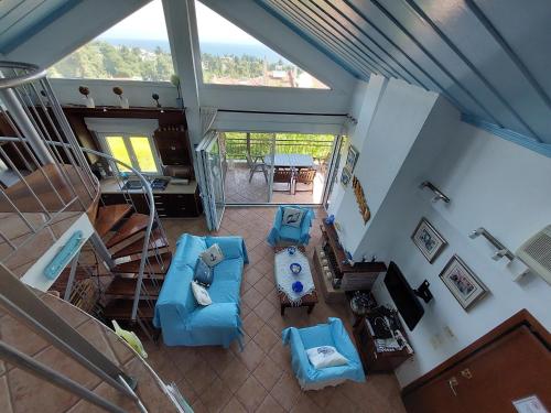 克里皮吉Grecia-Penisola Calcidica "My Romantic House Sea Wiew Terrace" Wi-Fi, BBQ, Garden,Parking的享有带蓝色椅子的客厅的顶部景色。