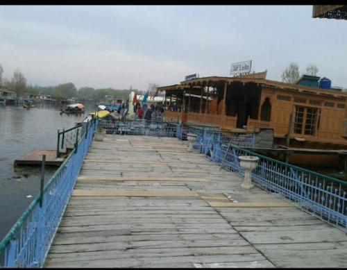 斯利那加Aliflaila Laila Group of Houseboats , Srinagar的水体旁边的码头