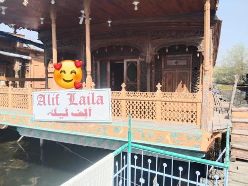 斯利那加Aliflaila Laila Group of Houseboats , Srinagar的建筑的侧面有标志