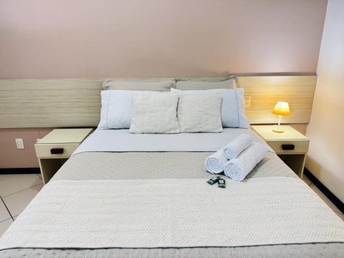 马卡埃Flat Exclusivo no Crystal Apart Hotel!的一间卧室配有一张大床和毛巾