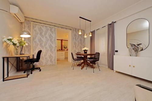 罗马4BNB - Ponte Milvio Apartment的一间带桌椅的用餐室