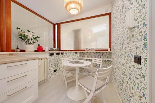 罗马4BNB - Ponte Milvio Apartment的厨房配有桌椅