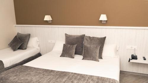 巴塞罗那Hotel Coronado的一间卧室配有两张带枕头的床。