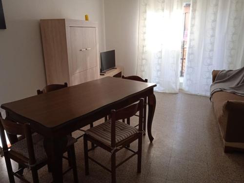诺瓦拉La casa di Lucia Appartamento的客厅配有餐桌和椅子