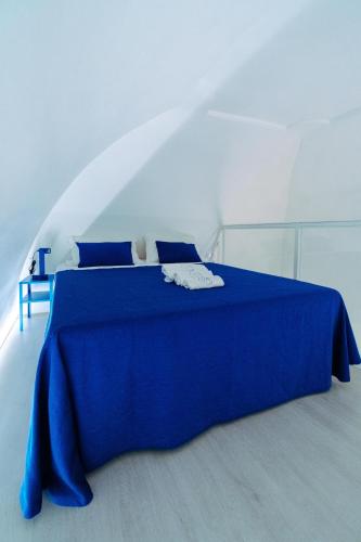 莫诺波利Casa Celeste的蓝色的床,上面有蓝色的毯子