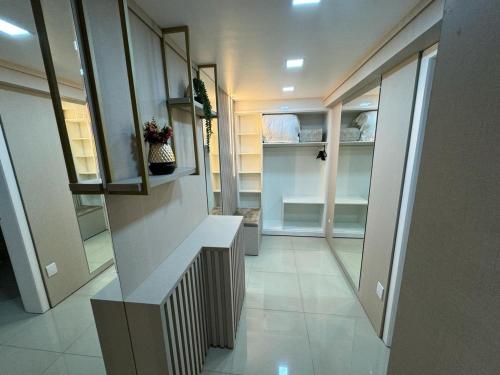 若阿萨巴Hotel Joaçaba的房屋走廊,带步入式衣柜