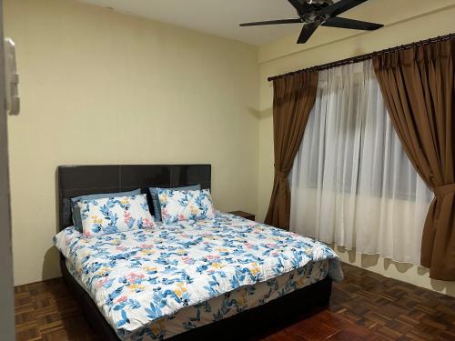 诗巫Belian Homestay Sibujaya的一间卧室配有一张床和吊扇