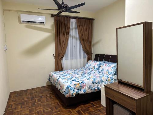 诗巫Belian Homestay Sibujaya的一间卧室配有一张床、镜子和吊扇