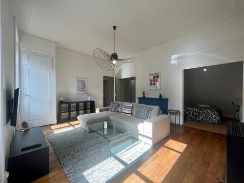 里昂Suite Lavani的客厅配有白色沙发和玻璃桌