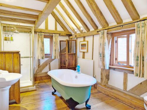 霍舍姆Walnut Barn - Horsham的带浴缸和盥洗盆的浴室