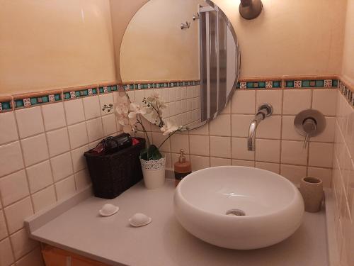 莫诺波利Borgo Antico的浴室设有白色水槽和镜子