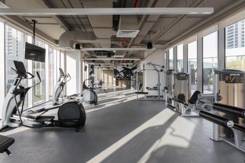 迪拜Burj Khalifa View & Creek lagoon的大楼内带跑步机和健身器材的健身房