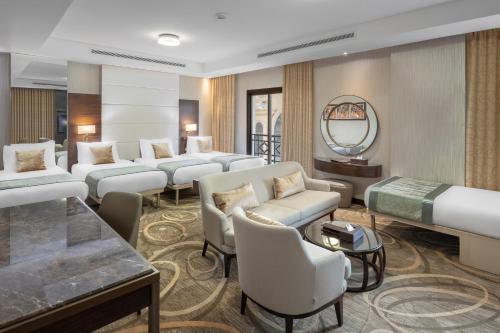 麦加Copthorne Makkah Al Naseem的酒店客房设有沙发和镜子