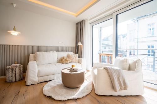 诺伊霍夫Quartier am Strand - App 05的客厅配有白色沙发和大窗户