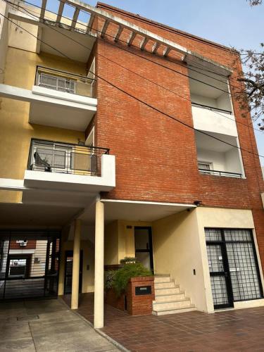 巴拉那Departamentos Carbó的砖砌建筑,设有楼梯和阳台
