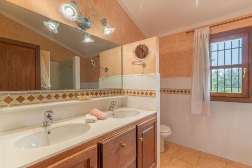 布格Buger - 3070 Mallorca4的一间带两个盥洗盆和卫生间的浴室
