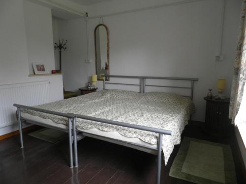 LubogoszczRetreat Resneva的一间卧室配有一张带金属框架的床