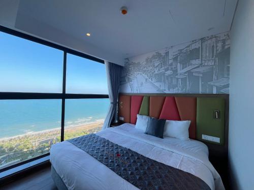 潘切APEC MANDALA CDT - Resort的酒店客房设有一张床和一个大窗户