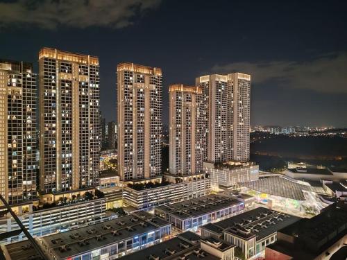 吉隆坡Pavillion Bukit Jalil Walk 2 mins Studio 2-4 Pax的城市的夜景,高楼