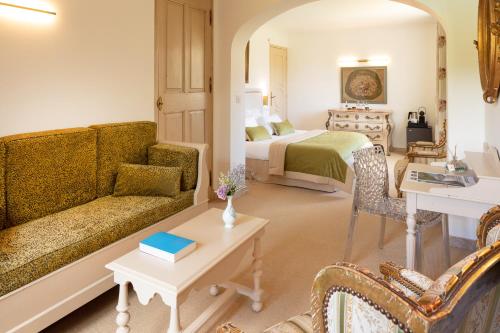 沙托阿尔努圣奥邦拉邦埃达普酒店的客厅配有沙发和1张床