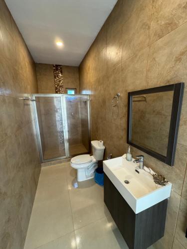 科苏梅尔Villas Mar Turquesa Cozumel的浴室配有卫生间、盥洗盆和淋浴。