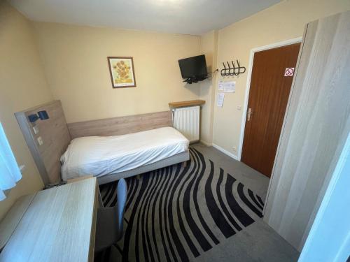 莫尔特塞尔布里斯托尔国际酒店的小房间,配有床和地毯