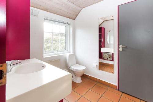 哈博尔Thatched house with pool by the sea - SJ690的浴室配有白色水槽和卫生间。