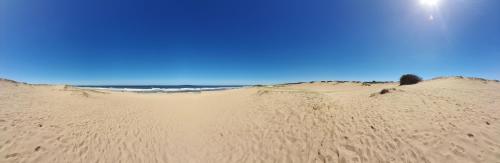 波特苏埃洛Aroma de mar的沙丘与海洋的背景
