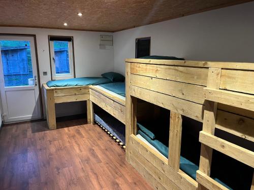 比迪福德Adventure Lodges and Retreats的一间设有两张双层床的客房