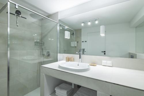 索波特Baza Sopot的白色的浴室设有水槽和淋浴。