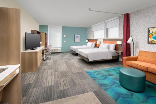 怀特马什巴尔的摩/白色沼泽希尔顿欣庭套房酒店的一间酒店客房,配有一张床和一台电视
