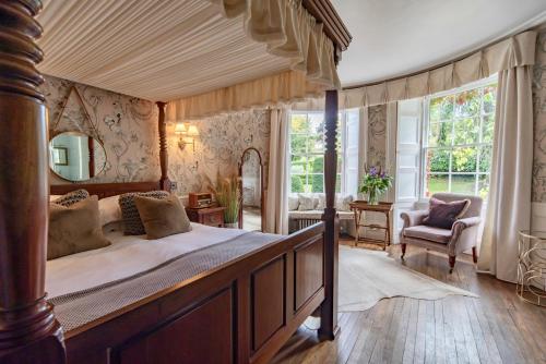 斯特劳德伯利法院酒店的一间卧室设有一张大床和一个大窗户
