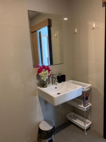 邦萨雷Condo Centerviews Bangsaray Beach的一间带水槽和镜子的浴室