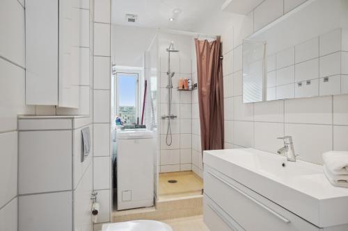 奥胡斯Come Stay Modern 1BR apartment in city-center的白色的浴室设有水槽和卫生间。