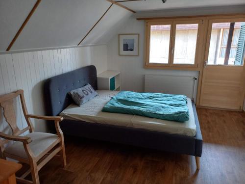 锡格里斯维尔Chalet Bärenhaus的一间小卧室,配有一张床和一把椅子