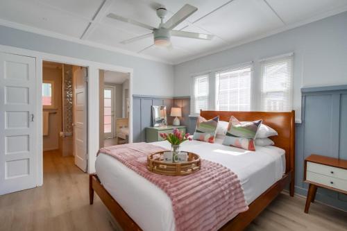 圣地亚哥Ocean Beach Cottage的一间卧室配有一张床和吊扇