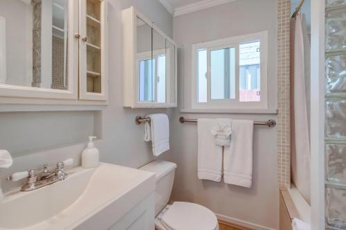 圣地亚哥Ocean Beach Cottage的白色的浴室设有水槽和卫生间。